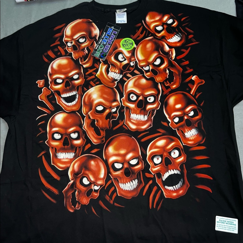 NWT!! 2001 Liquid Blue Skull Pile Tee